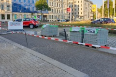 15.09.2020 - Das Leerrohr für den elektrischen Anschluss der Ladesäule für Elektrofahrzeuge wurde verlegt, die Parkplätze werden neu gepflastert